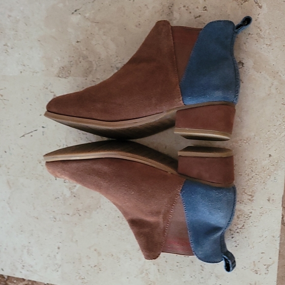 TOMS suede two-toned booties. Size 8 - Picture 6 of 10